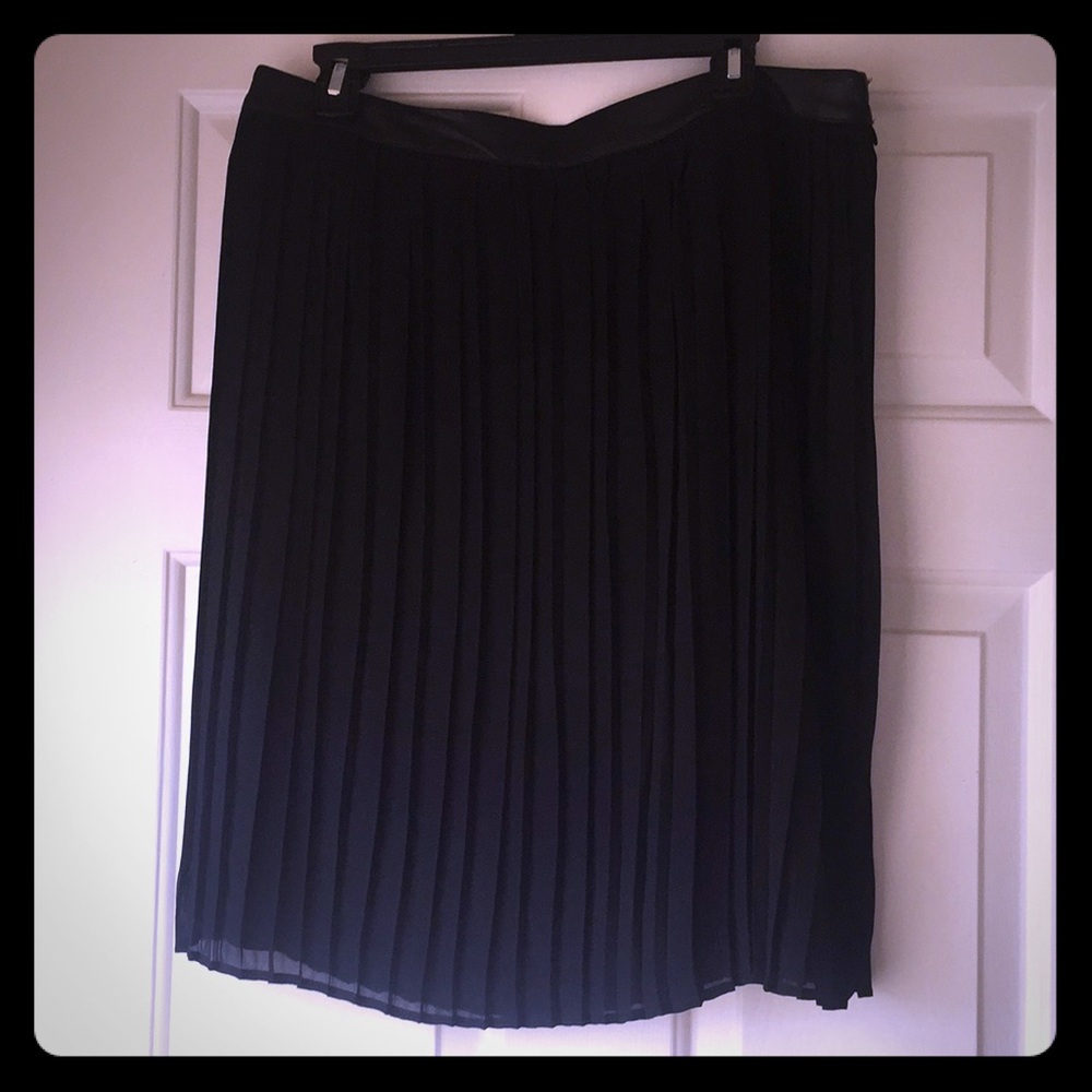 Black pleated skirt